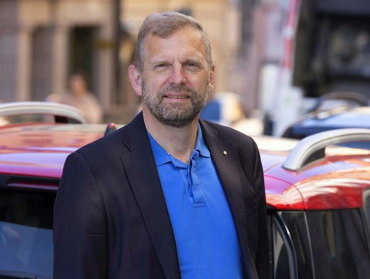 Vad en privatperson ska välja beror på vilka risker han eller hon vill ta, säger Klaus Silfvenius, bilhandelsansvarig på MRF, Motorbranschens riksförbund.