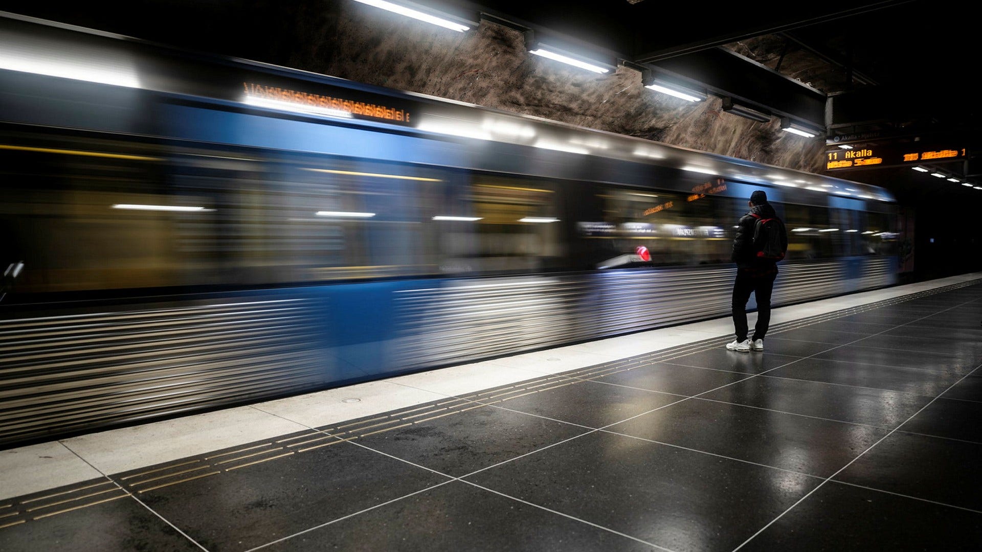 Det kan bli förbjudet med reklam för fossila bränslen och casinospel i SL-trafiken.