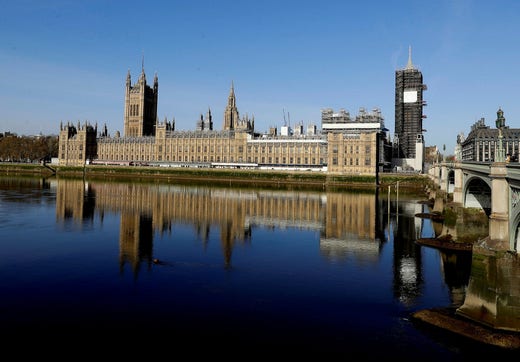 Per tre giorni, il sarcofago della regina si erge in alto nel Palazzo di Westminster.