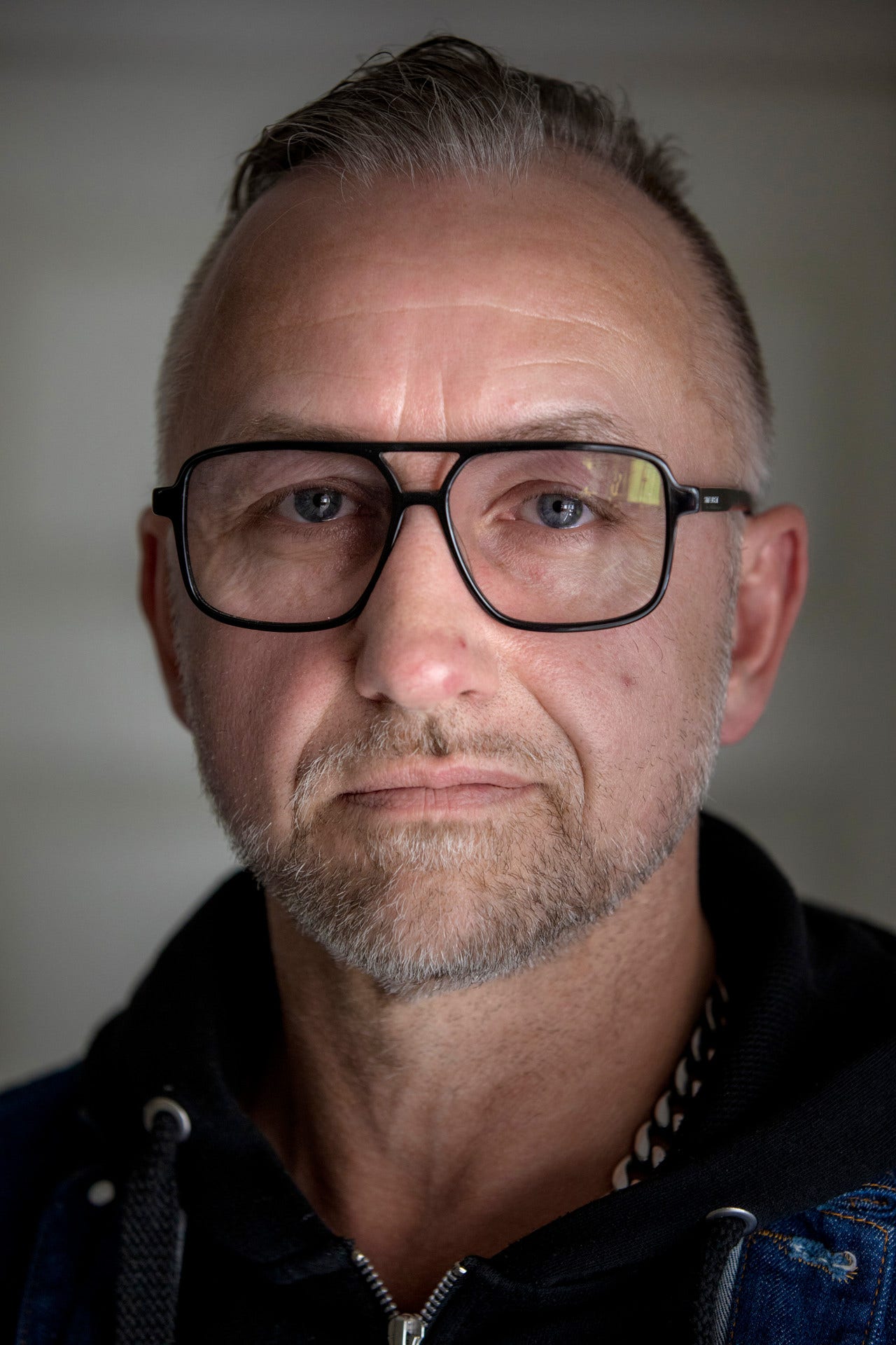 Lasse Lundberg, flickans familjehemspappa, var först tveksam. Men med tiden släppte han sin rädsla för att flickan skulle återföras till de biologiska föräldrarna. Han älskade flickan som sin egen.