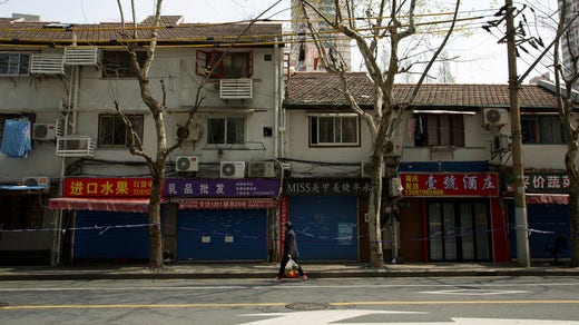 Stängda affärer i Shanghai som är i lockdown sedan början av april. Den hårda covid-politiken är ett hårt slag för svenska företag i Kina.