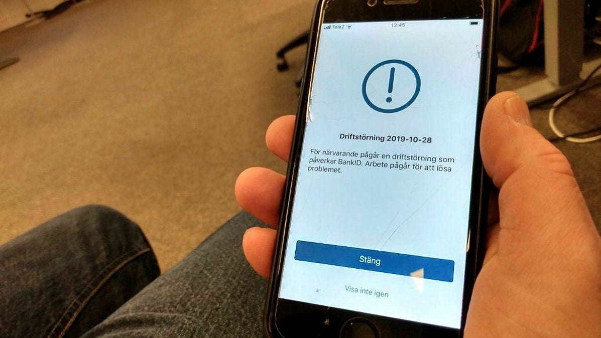 Bankerna måste ta betydligt större ansvar för att förhindra att äldre blir av med sina sparpengar, anser insändarskribenten. På tisdag har statsministern kallat till sig bankerna och polisen för ett möte om frågan.