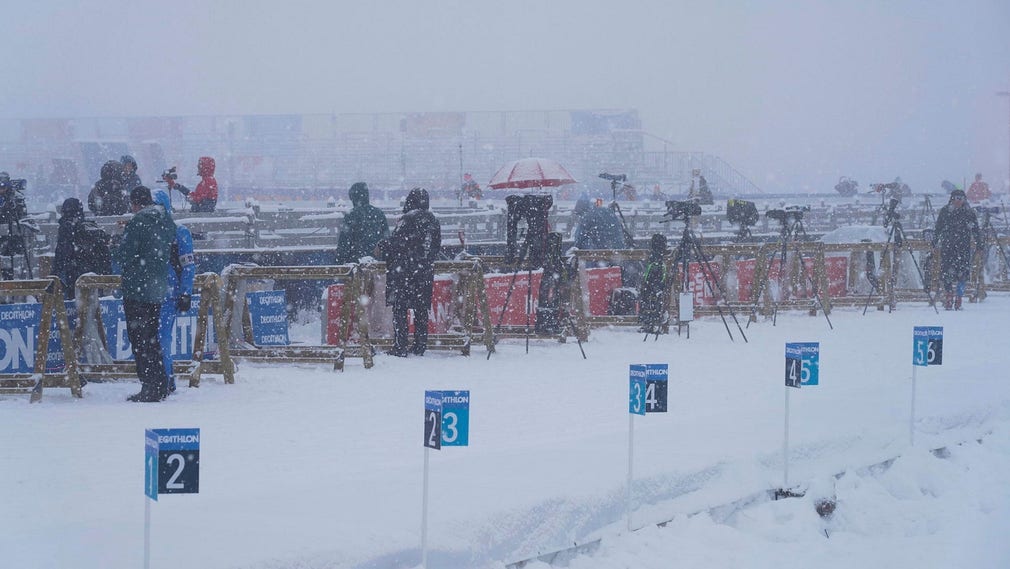 Dimma i Holmenkollen utanför Oslo gör att damernas sprint flyttas från fredag till lördag.