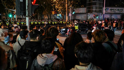 Poliser blockerade vägen för demonstranter som samlats för att protestera i Shanghai.