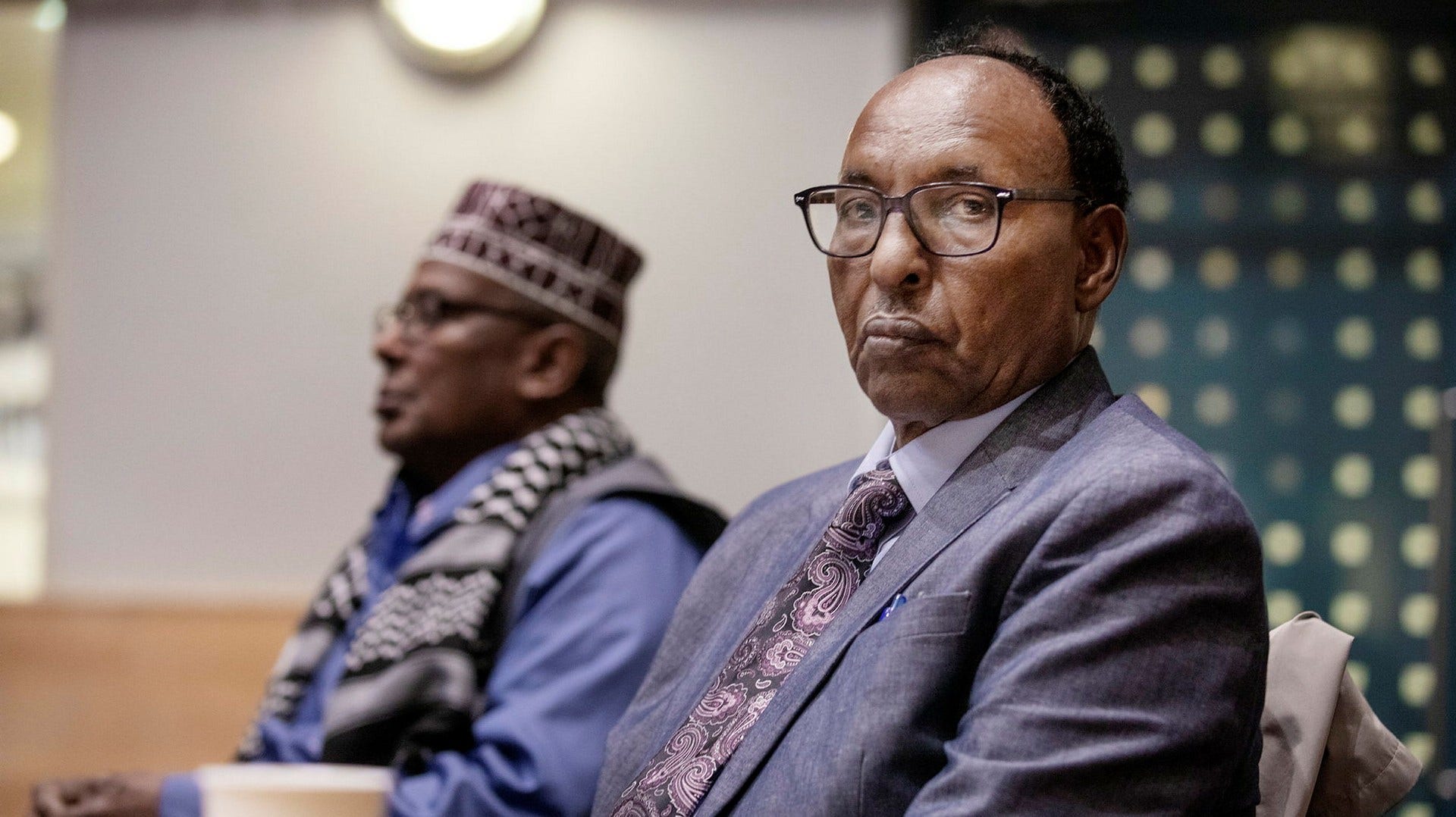 Hur ska vi rädda de unga som fortfarande är i livet? Den frågan ställde Hassan Mohamud, en av områdets engagerade pappor på Järvapolisens föräldramöte i Stockholmsförorten Rinkeby.