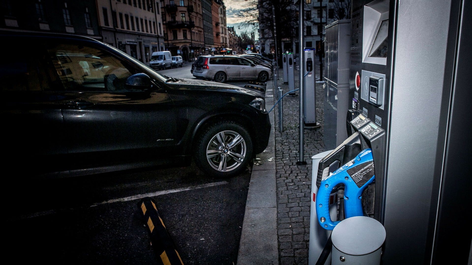 Trappa upp eller ned? Från nyår sjunker bonusen för elbilsköp till 50 000 kronor i Sverige.
