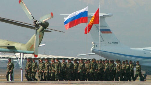 Ryska soldater på flygbasen Kant i Kirgizistan 2003.