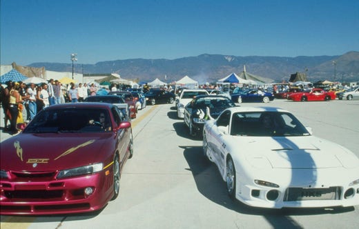 Redo för race i Fast and Furious från 2001. Till vänster en Nissan 240 SX från 1997 och till höger en Mazda RX-7 från 1995.