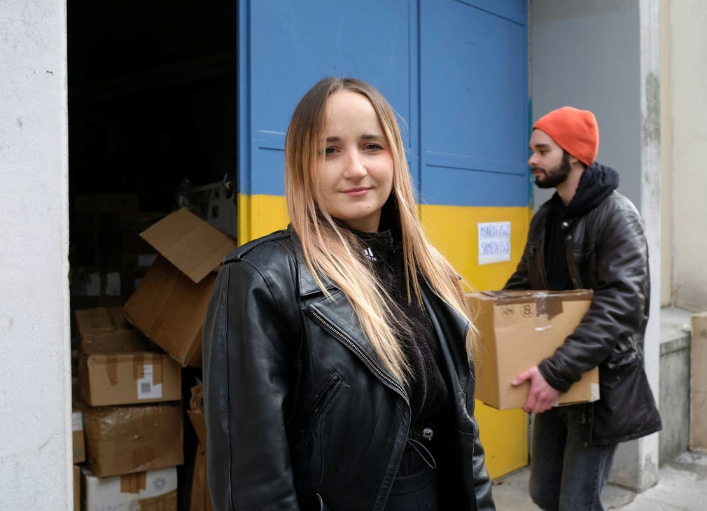 Iryna, 37, och Oleksij Rjasnyj, 24, är volontärer på en organisation som samlar in stöd till Ukraina.