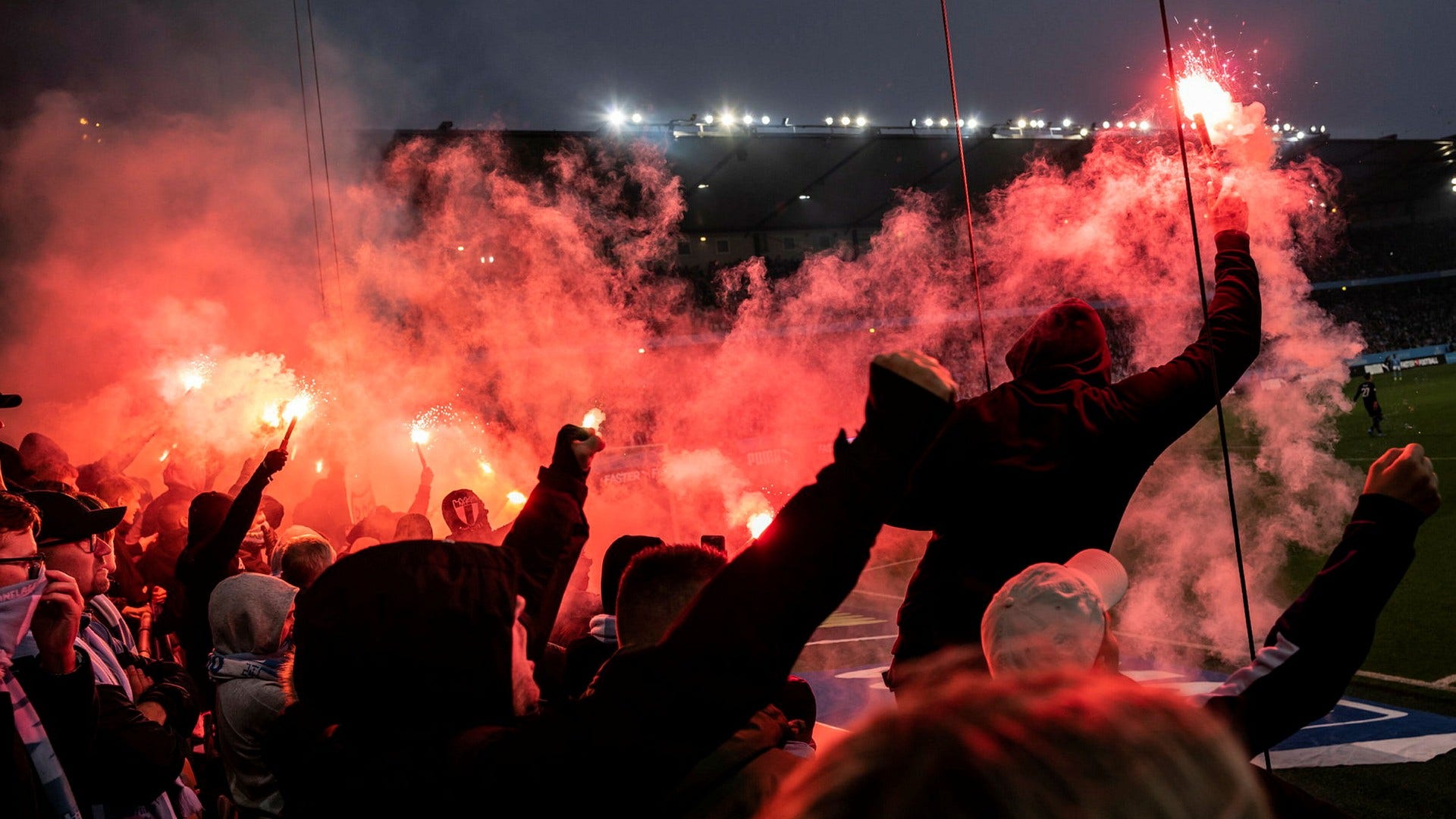 Bengaliska eldar har varit en debatterad fråga inom svensk fotboll under många års tid.