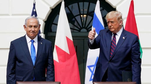 Israels premiärminister Benjamin Netanyahu och USA:s dåvarande president Donald Trump utanför Vita huset 2020.