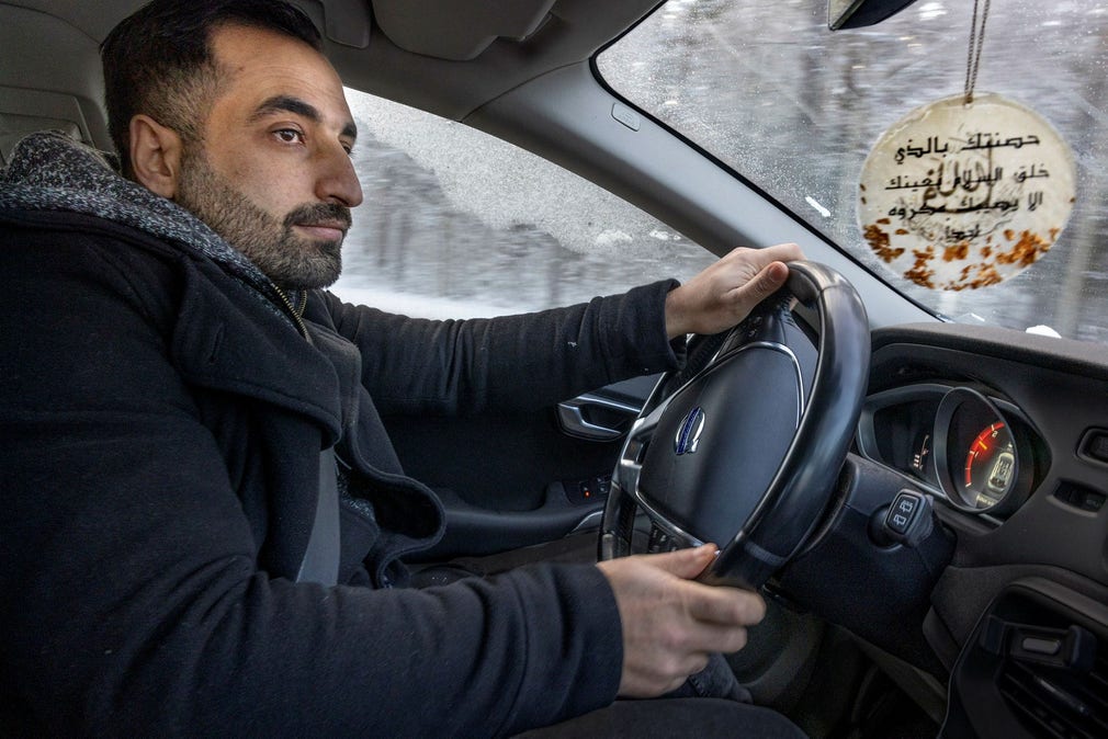 Hasan Akilo har eget företag som säljer produkter till frisersalonger över hela Sverige. Att inte ha svenskt medborgarskap och pass hindrar företaget att utvecklas, säger han, eftersom han inte kan resa utomlands på inköpsresor.