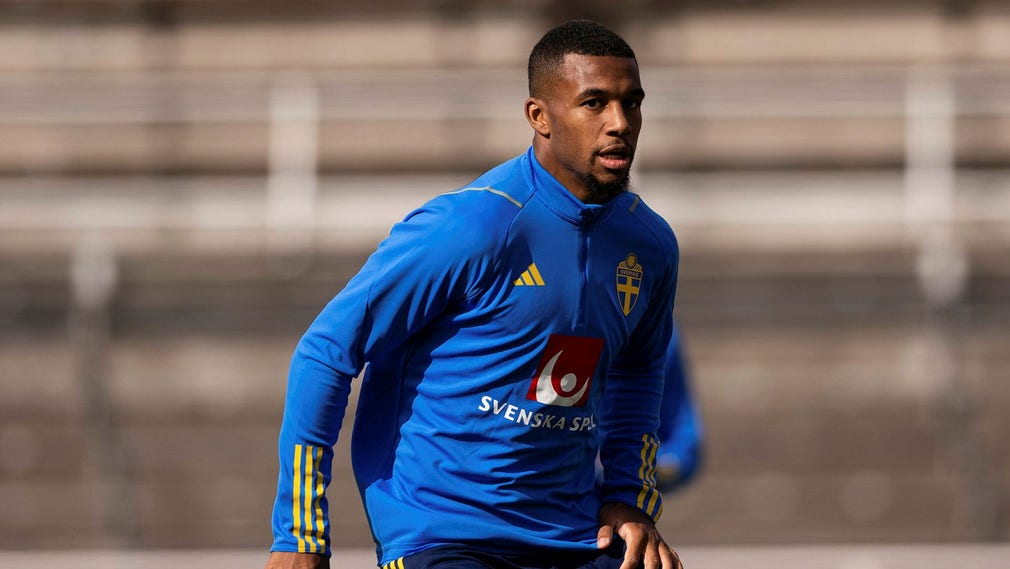 Isak Hien durante l'allenamento della nazionale allo stadio di Stoccolma martedì.