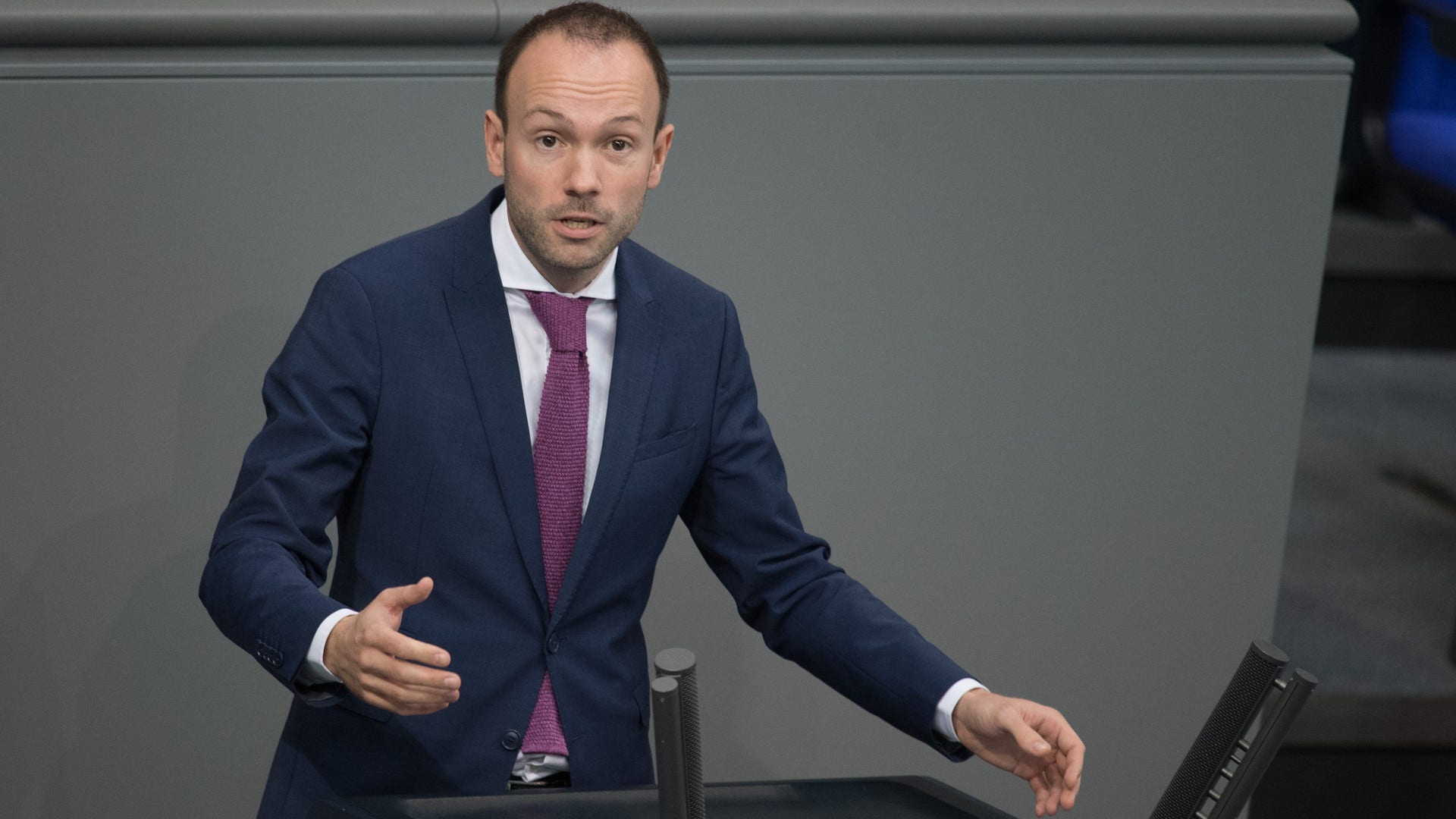 Nikolas Löbel företag tjänade 2,5 miljoner kronor på affärer med munskydd, samtidigt som han representerade partiet CDU i det tyska parlamentet. Nu har han lämnat sitt politiska uppdrag i Berlin.