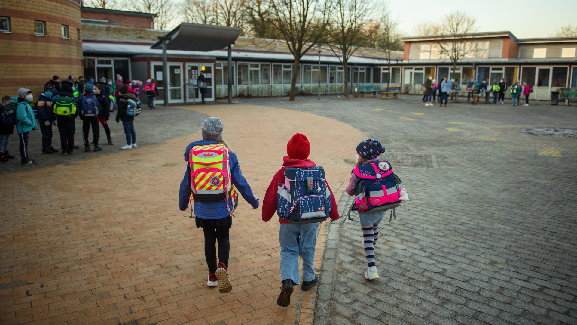 Barnadödlighet av covid-19 i Sverige är 7,7 gånger så hög som genomsnittet i våra grannländer, skriver artikelförfattarna.
