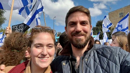 L'uomo d'affari spoglia Levi Haran e sua sorella Almog Levi Haran durante una manifestazione in Israele contro il pacchetto legale critico del governo.