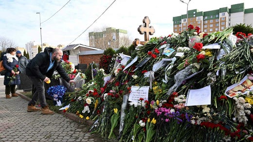 Dopotutto, molti russi hanno osato rendere omaggio ad Alexei Navalny, come qui sulla sua tomba.