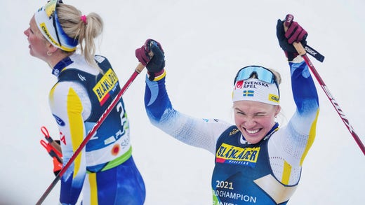 Jonna Sundlig njuter av sitt tredje raka mästerskapsguld. Emma Ribom blev tvåa.