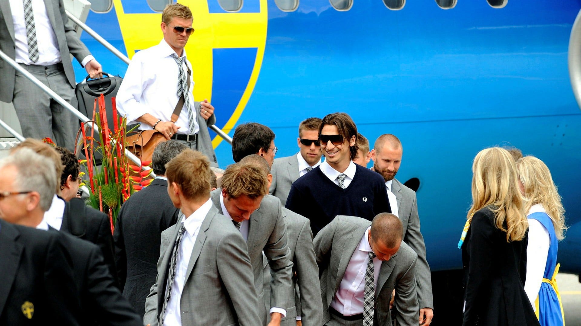 Zlatan Ibrabimovic och de andra i landslaget landar på Luganos flygplats i Schweiz, 4 juni 2008.