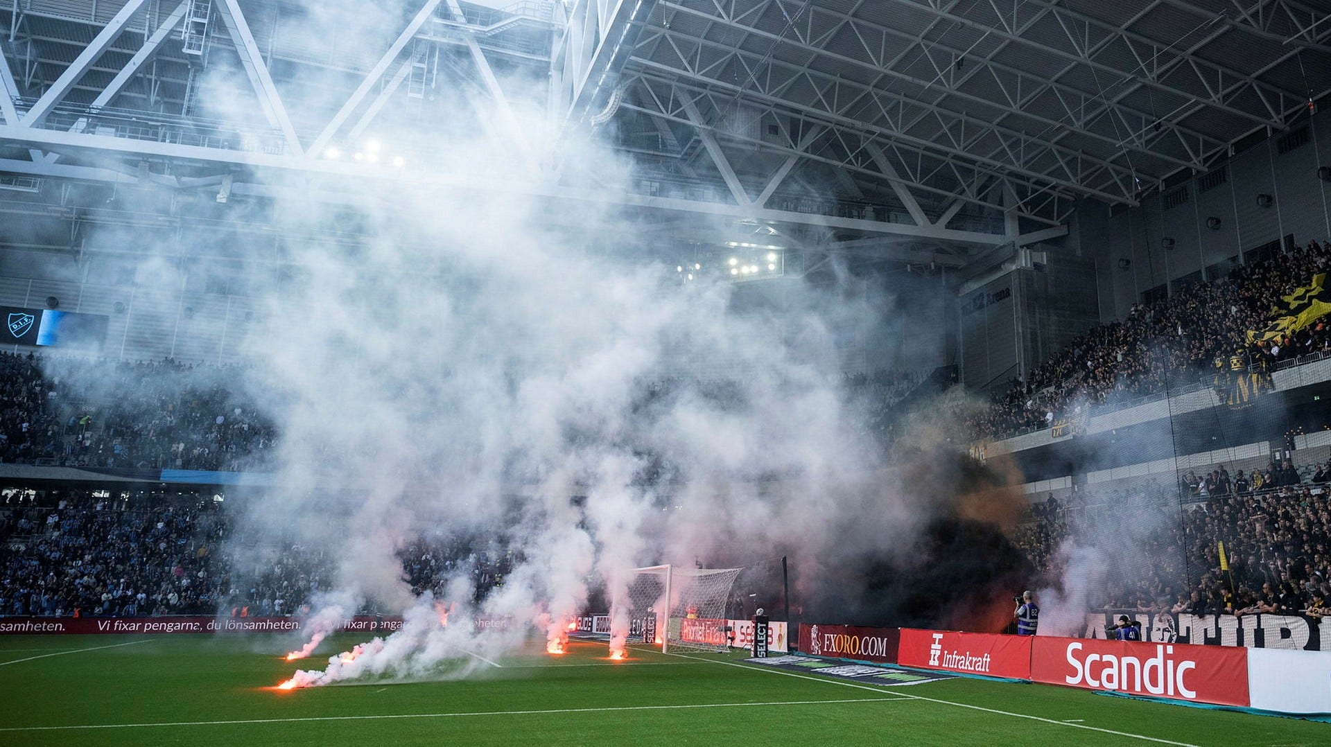 Bengaler kastas in från AIK:s läktare under fotbollsmatchen i allsvenskan mellan Djurgården och AIK den 28 maj 2023 i Stockholm