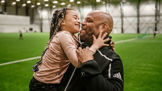 ”Gillar du att vinna pappa?” Ken Rings dotter Kayleen ifrågasätter artistens vinnarskalle.