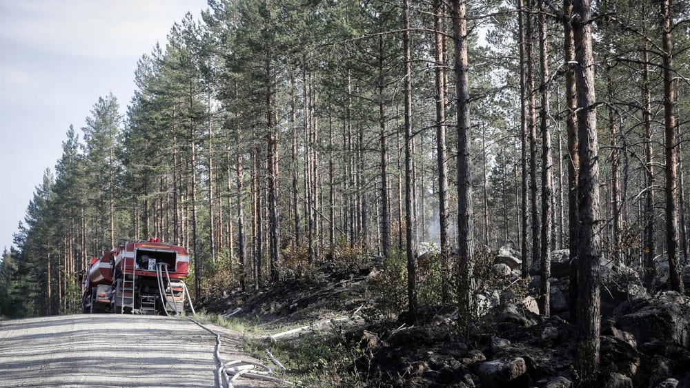 Tågtrafiken åter igång på Norra stambanan – brand inte under kontroll