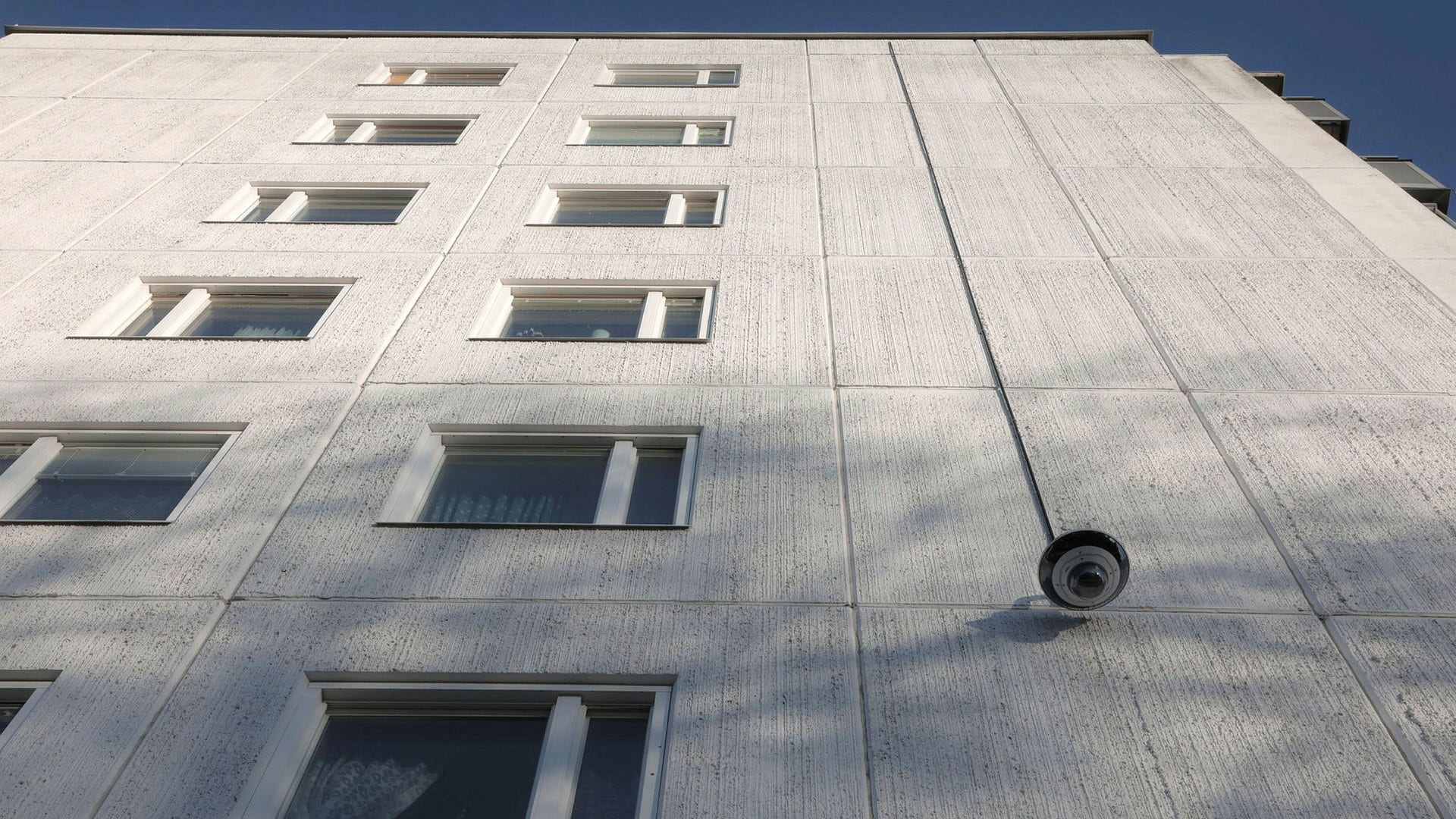 I Husby där det redan finns ett flertal övervakningskameror vill Stockholms stad sätta upp egna kameror som ska vara aktiva dygnet runt på offentliga platser.