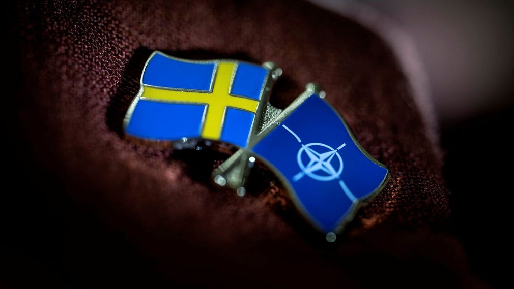 På söndag ska Socialdeokraternas partistyrelse ta ställning till om Sverige ska söka medlemskap i försvarsalliansen Nato. Men frågan måste få debatteras ordentligt av vanliga väljare, anser insändarskribenten.