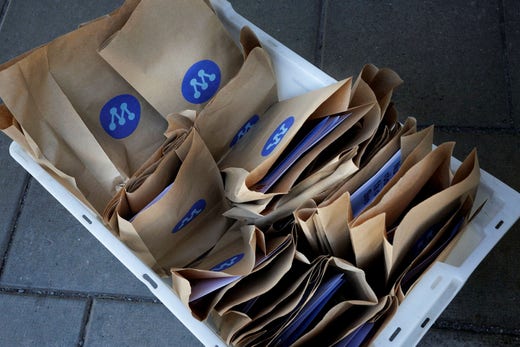 En låda full av moderata goodie bags. De bruna pappåsarna innehåller knäckebröd, tablettask och broschyrer som uppmanar till maktskifte både på riksplanet och i kommunen. S har styrt Södertälje så länge någon kan minnas.