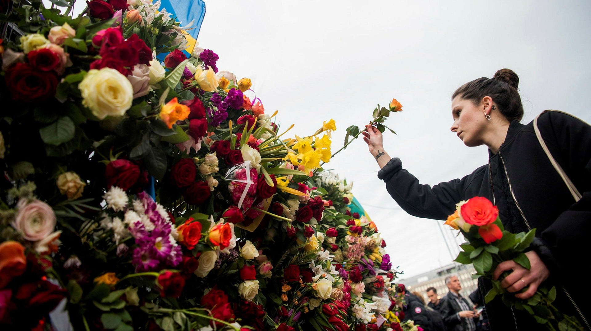 Blomsterhav i centrala Stockholm efter terrordådet på Drottninggatan den 7 april 2017.