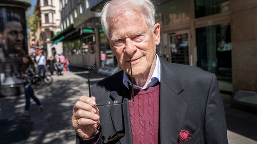 Ingvar Carlsson utanför S-högkvarteret på Sveavägen i Stockholm