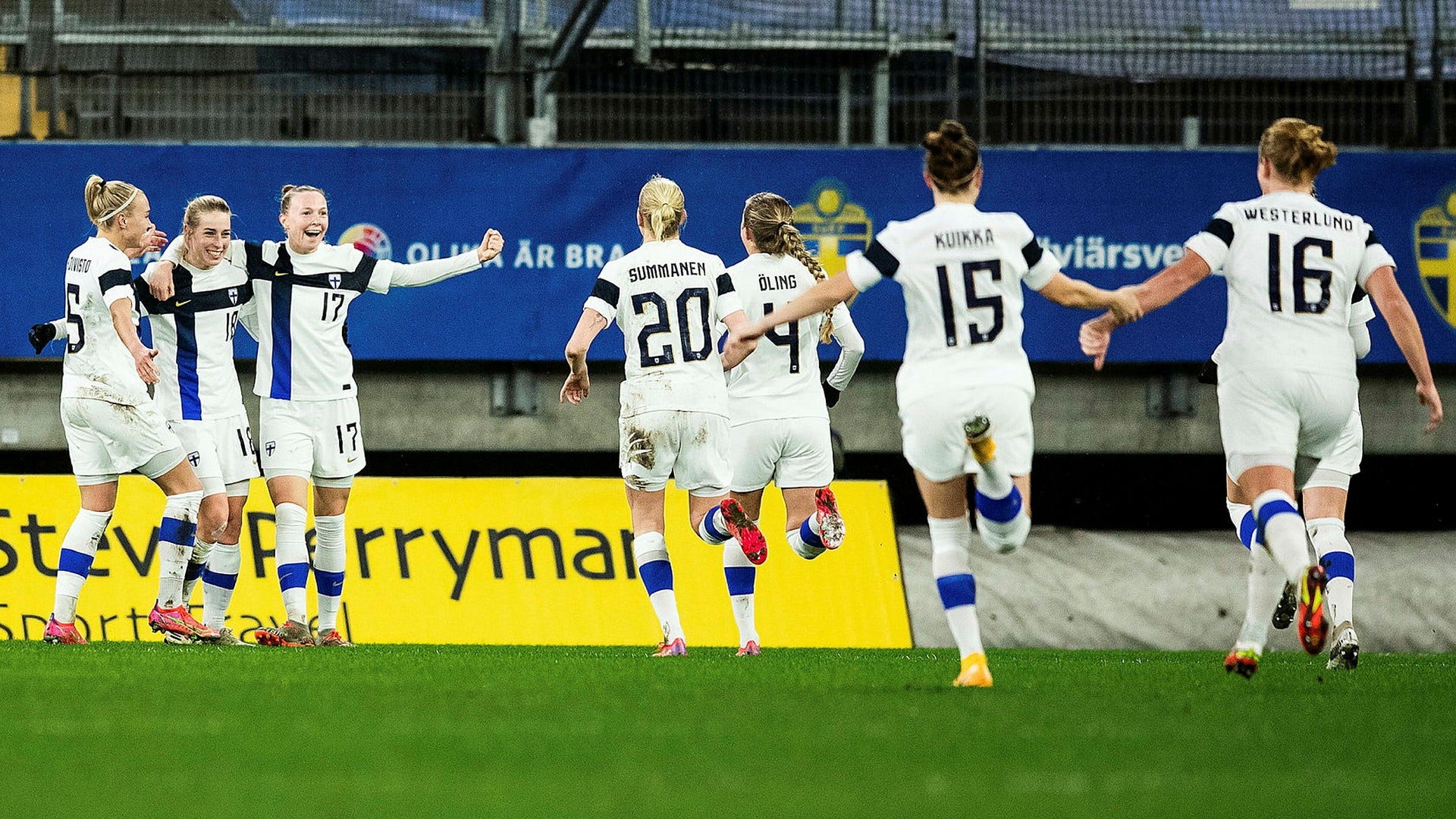 Det vimlar av damallsvenska spelare i Finlands EM-trupp. Här bland annat stjärnorna Linda Sällström (Vittsjö, nummer 18) och Ria Öhling (Rosengård, nummer 4).