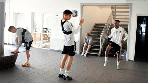 Amin Chiaka och Tristan Fynbo leker med bollen före träningen.