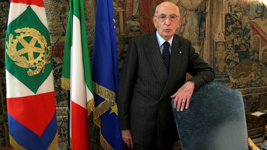 Giorgio Napolitano è stato Presidente della Italia dal 2006 al 2015.