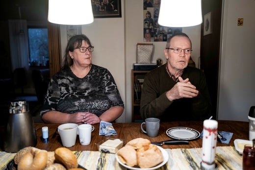 Minkarna väcker fortfarande starka känslor hos Birgit och Sten Holst. Men trots att det nu åter blir tillåtet att föda upp mink har de valt att gå vidare i livet.
– Minkindustrin kommer aldrig tillbaka till Danmark i någon betydande mening, säger Sten Holst.
