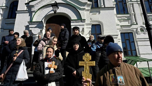 On Thursday, the faithful gathered to prevent the Ukrainian authorities from entering the monastery.