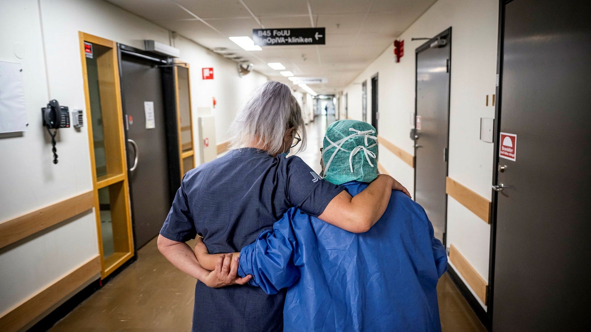 Intensivvårdssjuksköterskan Lena Raftevold träffar på en kollega i korridoren, som hon lärt känna inne på covidintensiven då personal kommit från olika verksamheter. ”Allt har inte varit negativt under pandemin”.