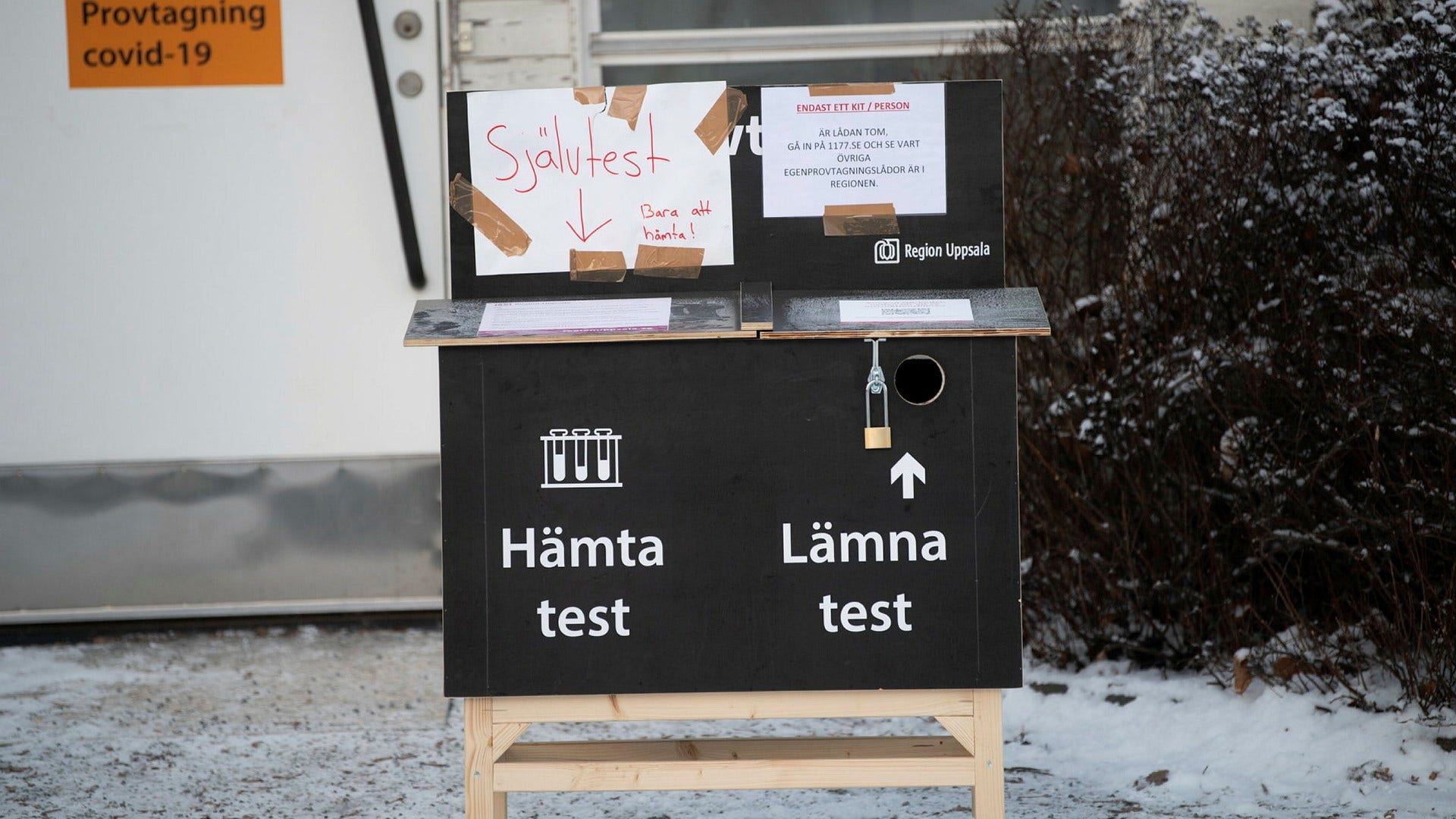 En station för covid-snabbtest i Enköping.