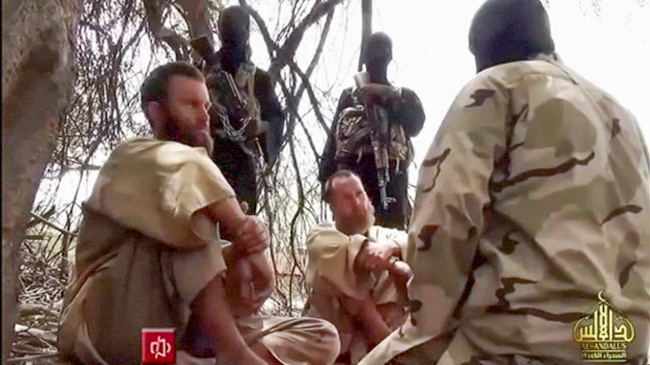 Al-Qaida spelar in 14 propagandafilmer med Johan Gustafsson, för att bevisa att han fortfarande lever och sätta press på dem som vill få hem honom.