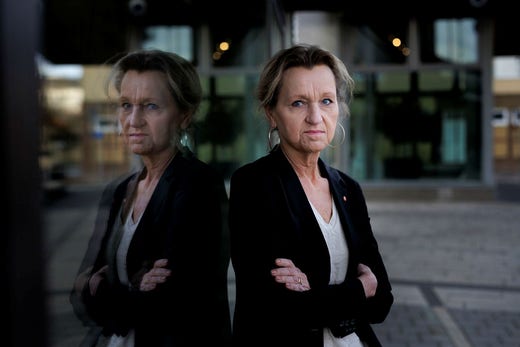 Socialdemokraten Boel Godner behåller makten i Södertälje efter den plötsliga vändningen i kommunfullmäktige.