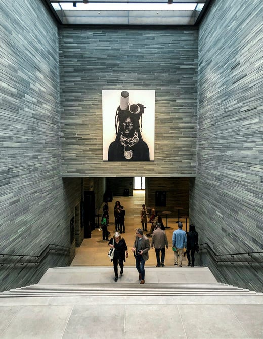 Trapphall i nya Nasjonalmuseet, med foto av Zanele Muholi