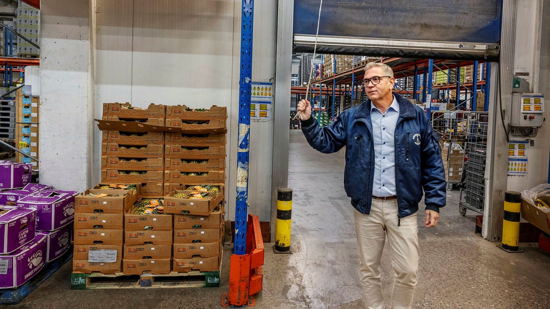 Fruktimporten i Årstas importverksamhet påverkas av att den svenska kronan är svag på valutamarknaden.