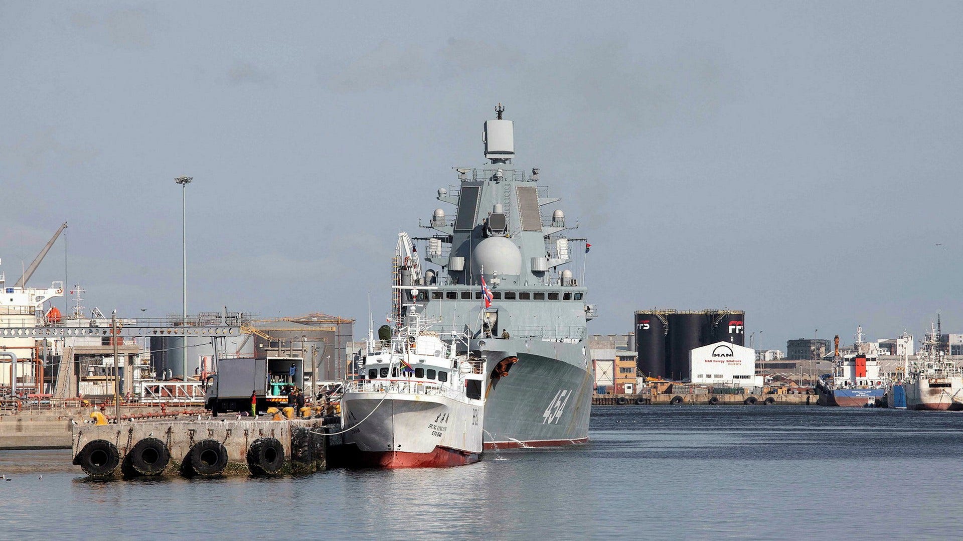 Den ryska fregatten Amiral Gorsjkov i Kapstadens hamn, under resan mot Durban där fartyget ska delta i en militärövning tillsammans med kinesiska och sydafrikanska styrkor.