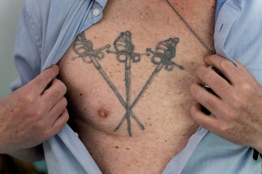 I samband med tjänstgöringen i de Natoledda Isafstyrkorna i Afghanistan tatuerade Johnny Boalth Lambertsen in ”de tre musketörerna” - som symbol för de danska stridsenheterna som skickades till landet.