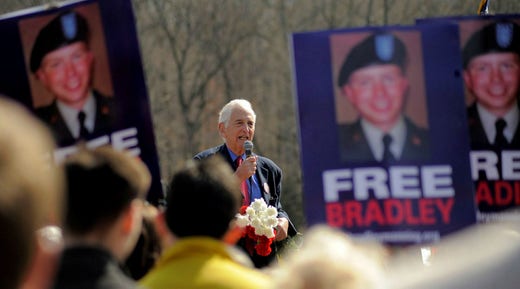 Daniel Ellsberg kallas ibland ”visselblåsarnas grand old man”. Han stöttar också andra visselblåsare, exempelvis underrättelseanalytikern Bradley Manning (numera Chelsea Manning) som i början av 2010 läckte hundratusentals försvarsdokument inklusive videofilmer till Wikileaks. Här talar Ellsberg vid ett opinionsmöte för Manning i Dumrfries i Virginia i mars 2011.