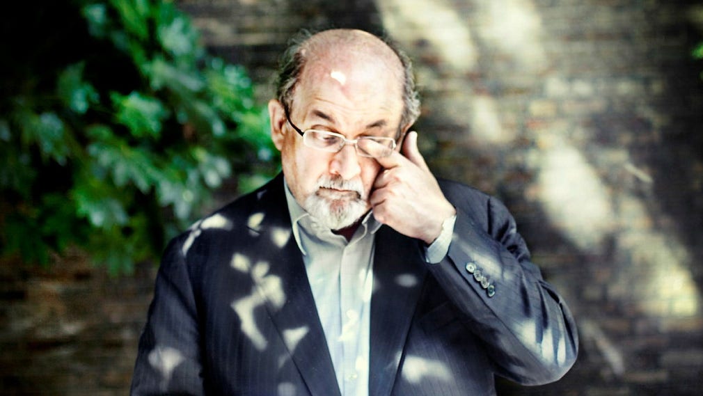 Lo scrittore Salman Rushdie è stato accoltellato venerdì durante un'esibizione a Chautauqua, New York.