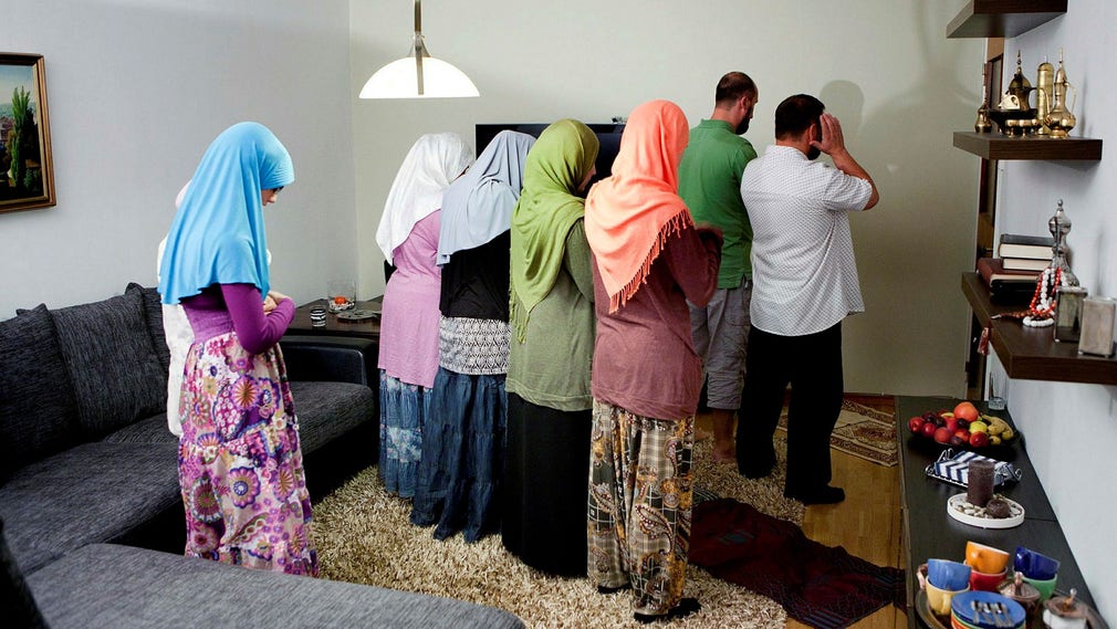 Avslutningen av fastemånaden Ramadan firas hos en familj i Malmö 2011.