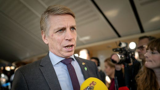 Miljöpartiets språkrör Per Bolund, tidigare miljö- och klimatminister, utanför statsministeromröstningen på måndagen.