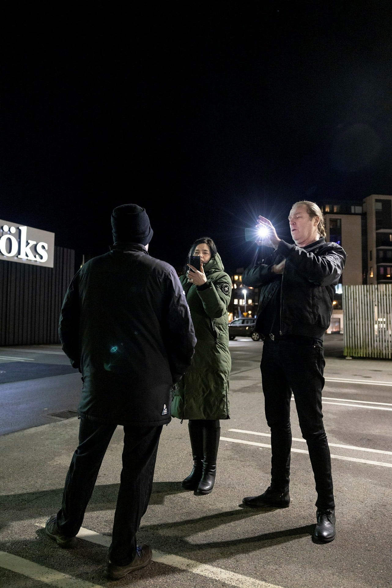 Mannen har köpt två paket cigaretter och smyger fram till vad han tror är den minderåriga flickan. I stället stegar Patrik Sjöberg fram med dragen mobil.