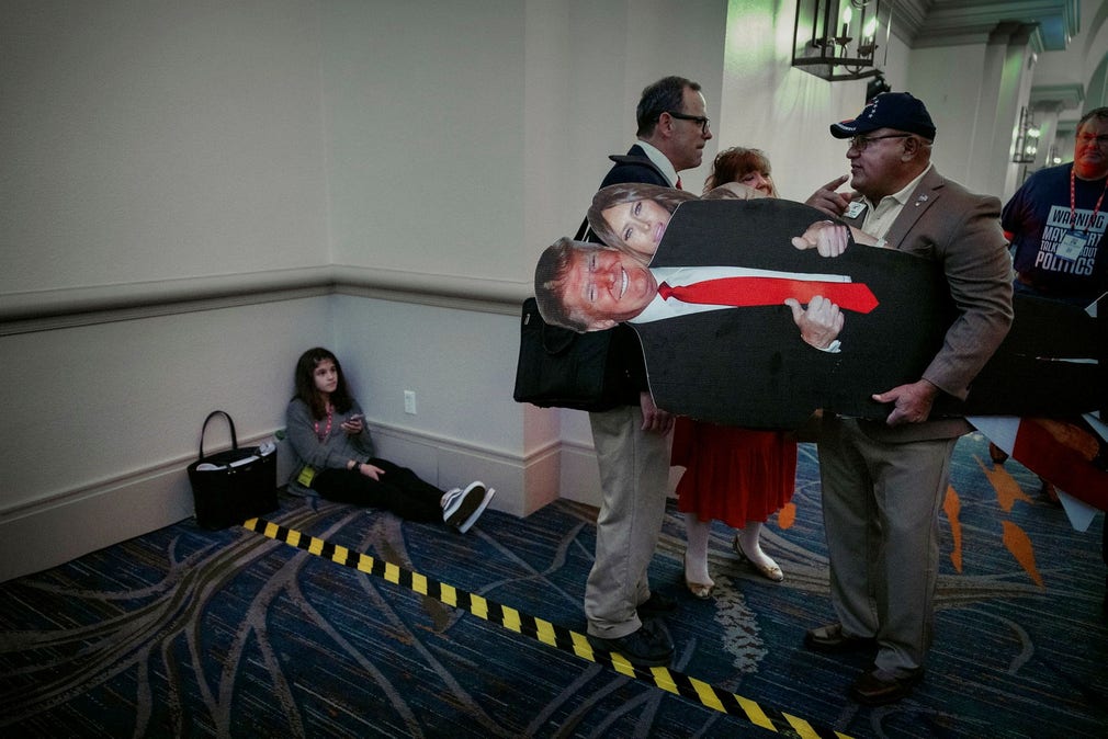 Trump satte sin prägel på den konservativa konferensen CPAC i vintras. Lou Marin är mannen som bär omkring på pappdockan med den före detta presidenten i en paus mellan alla tal.
